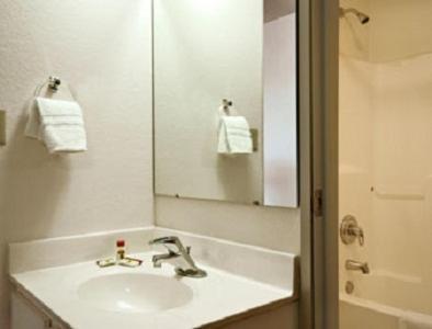Days Inn By Wyndham Warsaw Room photo